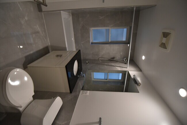 Building Photo - 3232 N Clark St