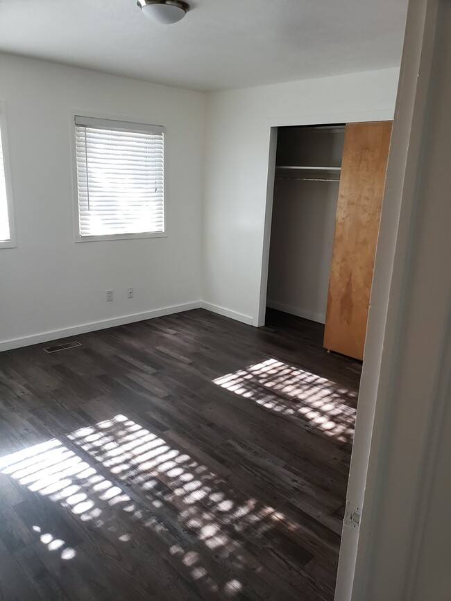 Building Photo - 1640 sf 3 bed 1 bath