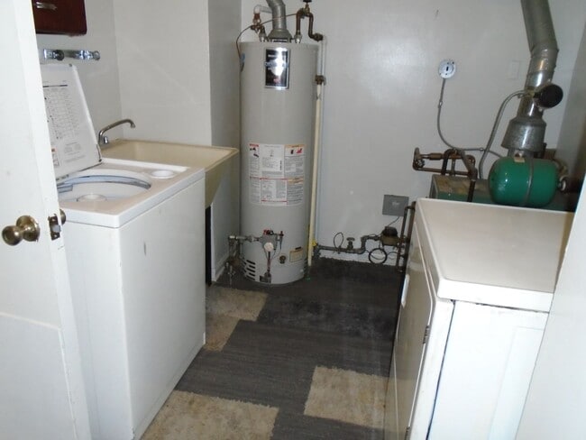 Building Photo - 2/1 brick Home OPEN HOUSE SAT/SUN MAY 17/1...