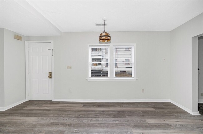 Building Photo - 98 School St