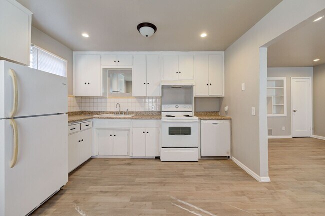 Building Photo - Newly remodeled Duplex in Midwest City