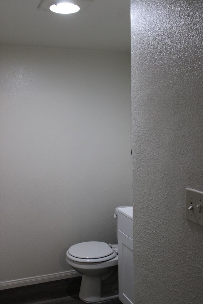 Building Photo - 2 BR, 1 and 1/2 BA Condo with 2 Parking Space