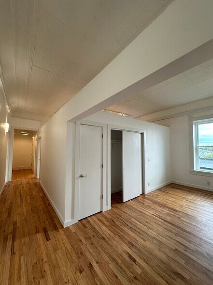 Building Photo - 204 W Washington St
