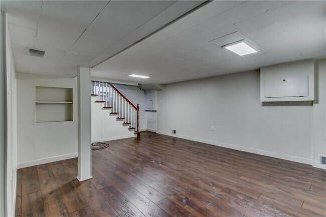 Building Photo - Beautiful 3 Bed / 1.5 Bath with Garage and Large Yard - Available May!!