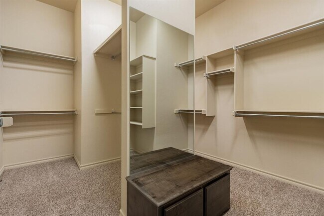 Building Photo - 600 Irish Ln