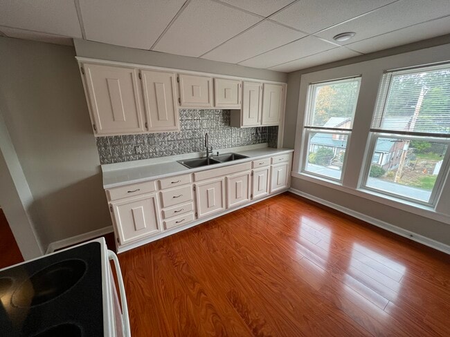 Building Photo - 6 Pleasant View St