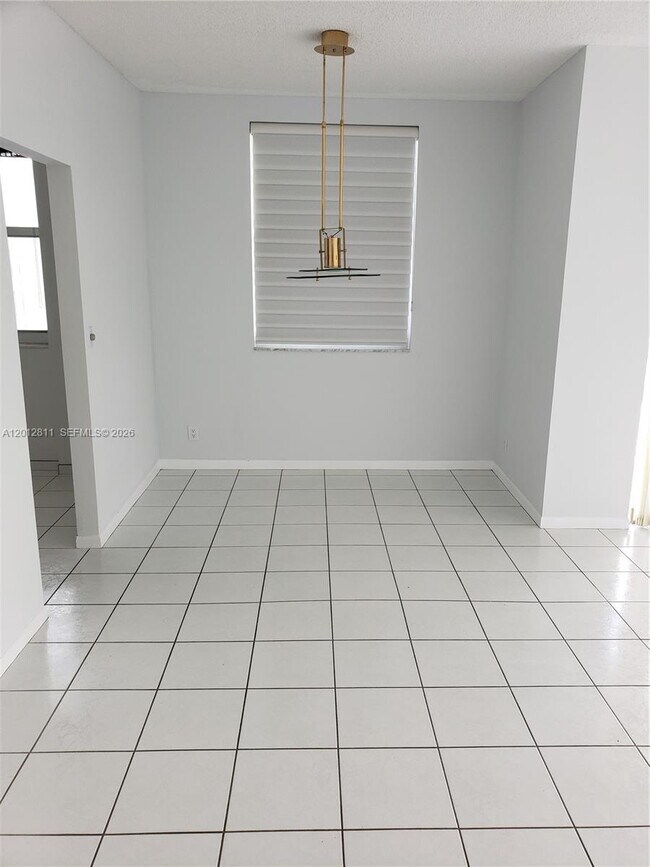 Building Photo - 4200 Hillcrest Dr