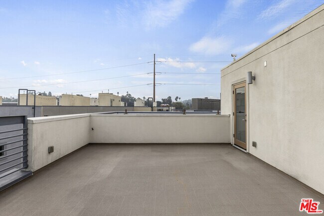 Building Photo - 2753 Waverly Dr