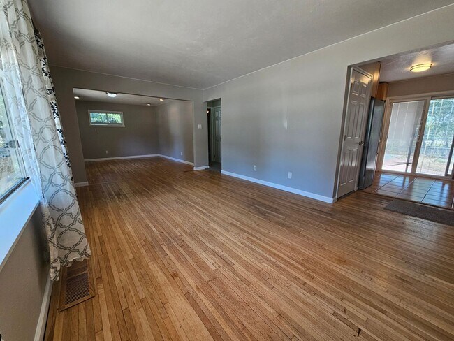 Building Photo - Virginia Village Home New Paint, Carpet, Blinds Backs up to Cherry Creek Trail