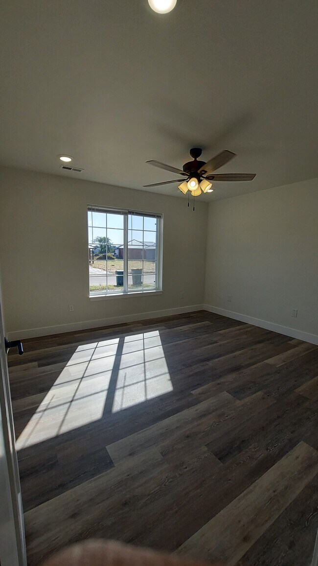 Building Photo - 517 Eagle St