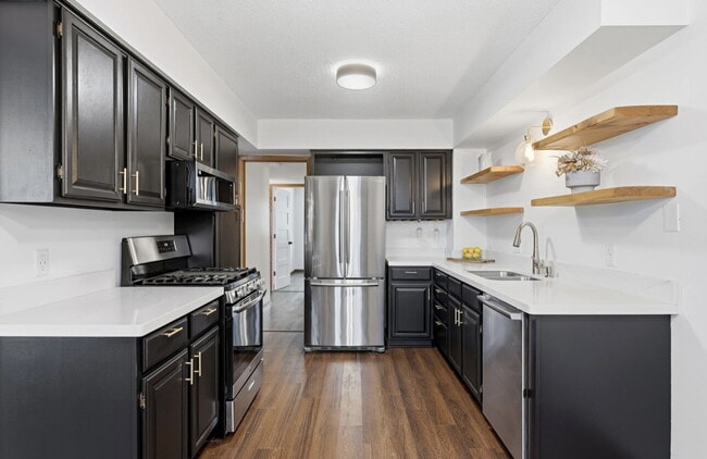 Building Photo - Nicely remodeled side by side duplex 3-Bed Home with Gleaming Hardwood Floors & New carpet in Hop...