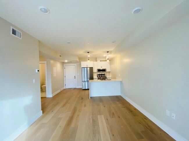 Building Photo - 305 Webster Ave