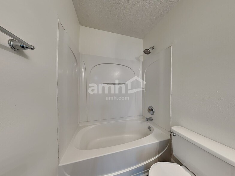 Building Photo - 1066 Bridgend Dr