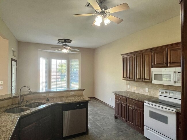 Building Photo - Large 3 Bed 2.5 Bath In Edmond