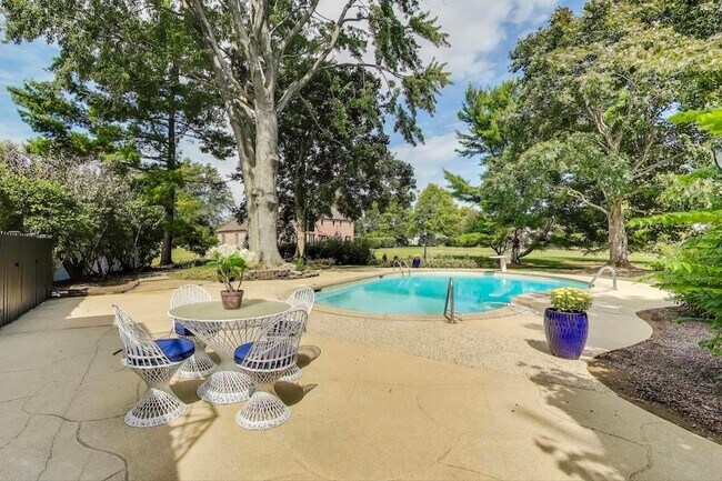 Building Photo - 2408 Cumberland Cir