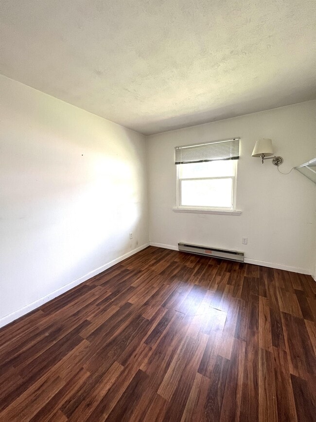 Building Photo - 10 Dorsey Ln