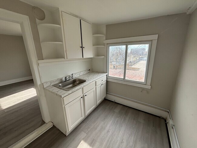 Building Photo - 14 E 6th Ave