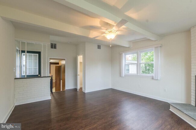 Building Photo - 431 Main St