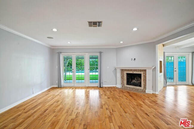 Building Photo - 6134 Longridge Ave
