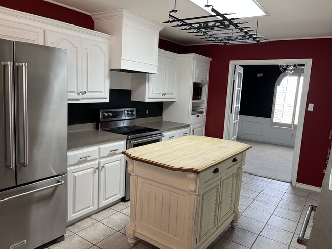 Building Photo - 302 Red Oak Ln