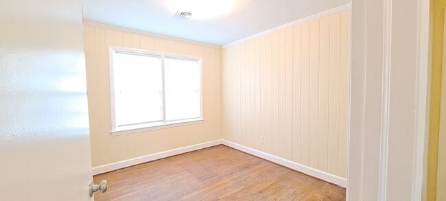 Building Photo - 806 S Best St