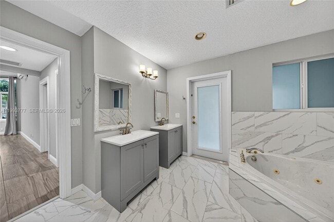 Building Photo - 2801 Coral Shores Dr