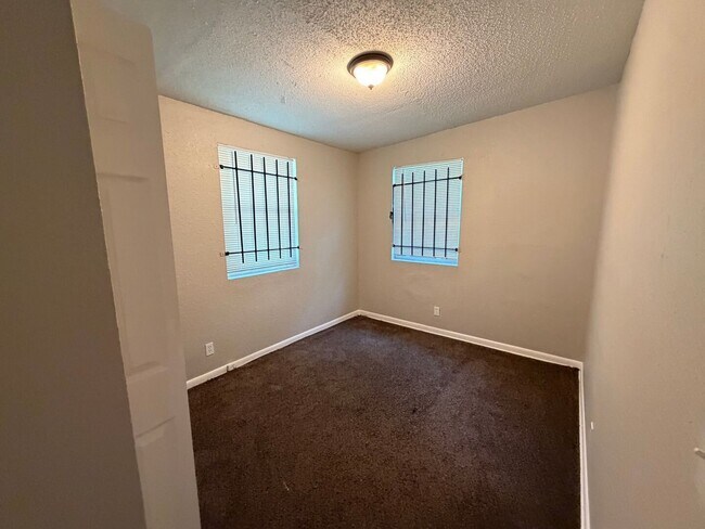 Building Photo - Spacious, updated 3/1 with bonus room and large utility room