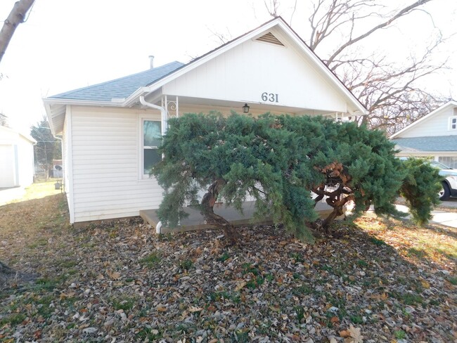 Building Photo - Cute 2 Bed 1 Bath Home w/ Garage