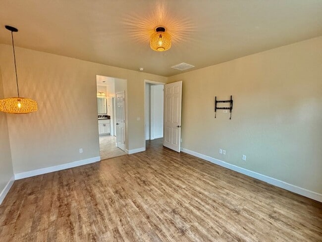 Building Photo - 3 Bedroom 2 Bathroom in SE Visalia!