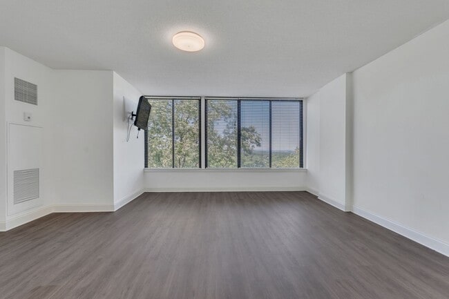 Building Photo - 6666 Brookmont Terrace