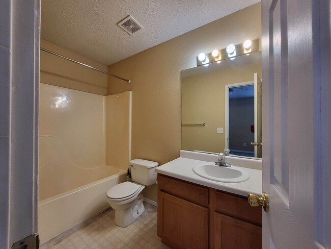 Building Photo - 1111 Tunbridge Dr