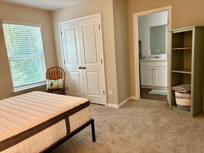 Building Photo - 194 Spencer Cir