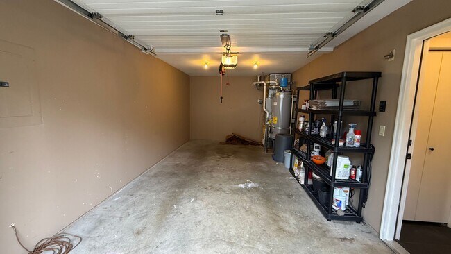 Building Photo - Spacious single-family home located in Southwest