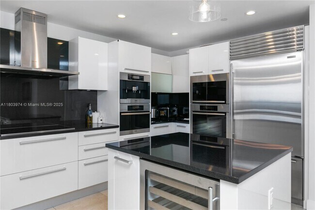 Building Photo - 17121 Collins Ave