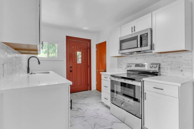 Building Photo - 2 Bed 1 Bath in Rochester, PA