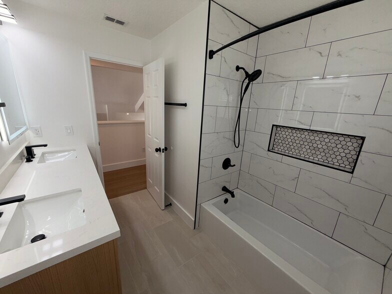 Building Photo - 1042 Ballyshannon Pky