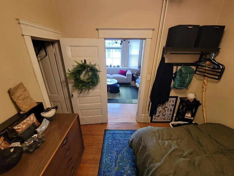 Building Photo - 1127 E 6th St