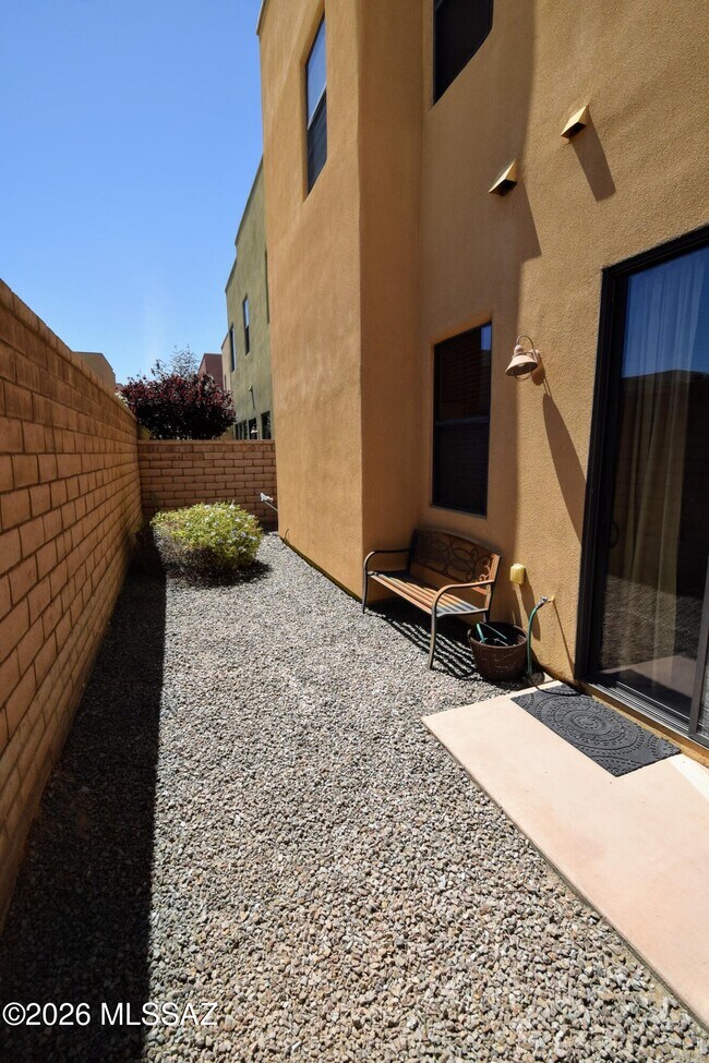 Building Photo - 334 E Cedarvale Rd