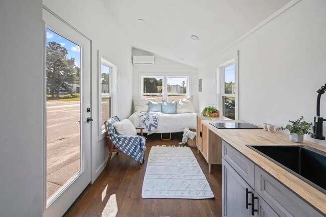 Building Photo - 2015 Union School Rd SW