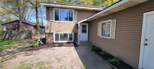 Primary Photo - 3-4 bedroom bi level