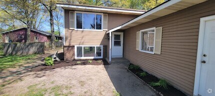 Building Photo - 3-4 bedroom bi level