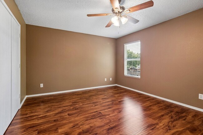 Building Photo - 2232 Chestnut Dr