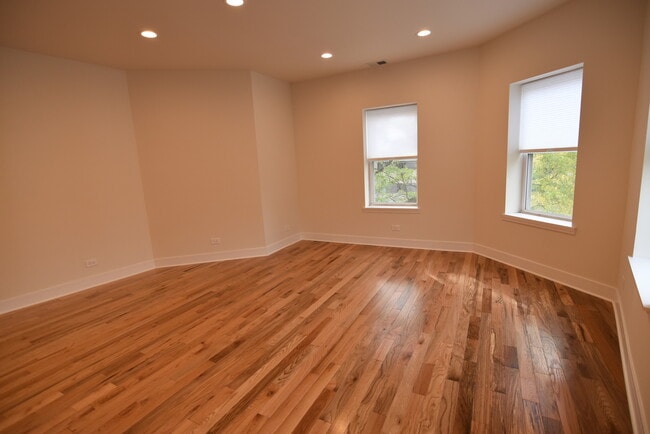 Building Photo - 1161 W Lunt Ave