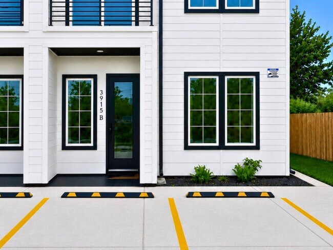 Building Photo - 3915 Tuam St