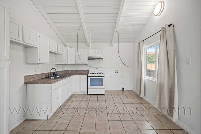Building Photo - Charming Upstairs 2 Bed/1 Bath Unit With F...