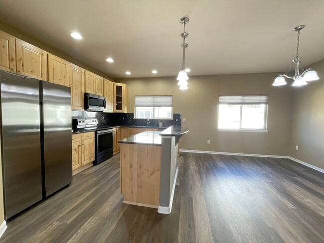 Building Photo - Spacious 2 bedroom townhome with attached ...