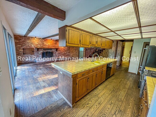 Building Photo - AVAILABLE OCTOBER - Large 4 Bedroom / 3 Ba...