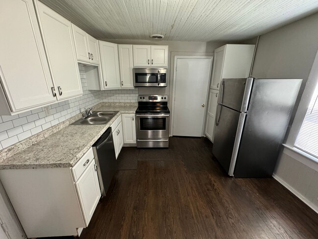 Building Photo - 2 Bedroom House for Rent