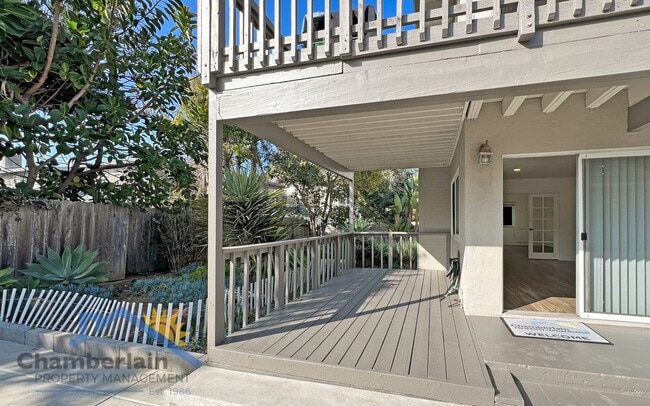 Building Photo - 2 Bedroom/1 Bathroom Coastal Leucadia Duplex!