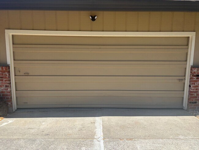 Building Photo - Recently Updated Large 4 Bedroom 2 Bathroom Bennett Valley Home